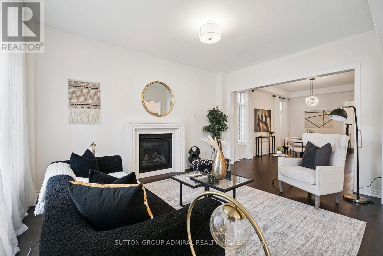 












15 JOHN SMITH STREET

,
East Gwillimbury (Holland Landing),




Ontario
L9N0S7

