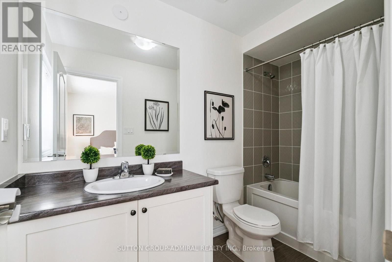 












15 JOHN SMITH STREET

,
East Gwillimbury (Holland Landing),




Ontario
L9N0S7

