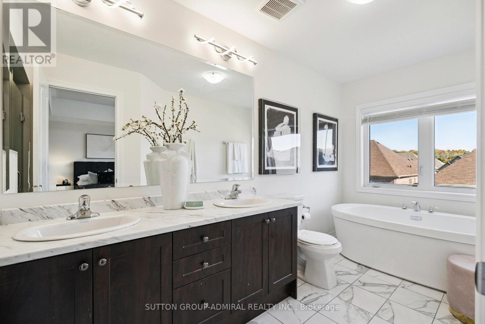 












15 JOHN SMITH STREET

,
East Gwillimbury (Holland Landing),




Ontario
L9N0S7

