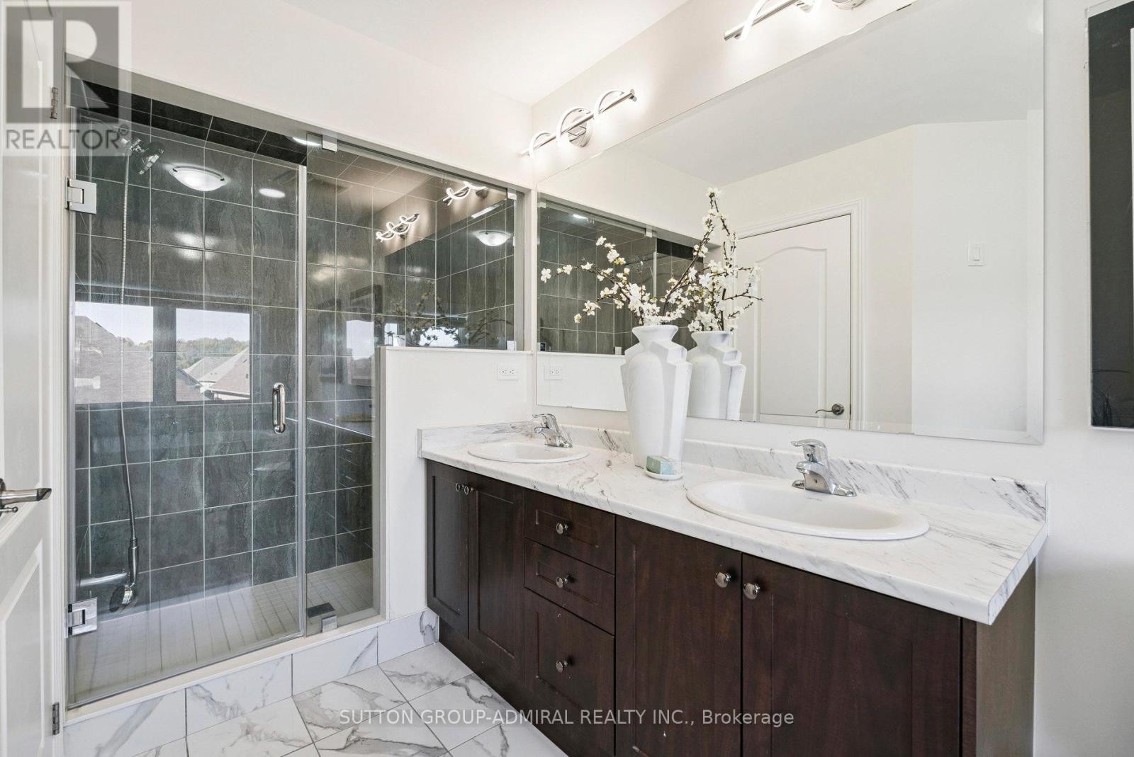 












15 JOHN SMITH STREET

,
East Gwillimbury (Holland Landing),




Ontario
L9N0S7

