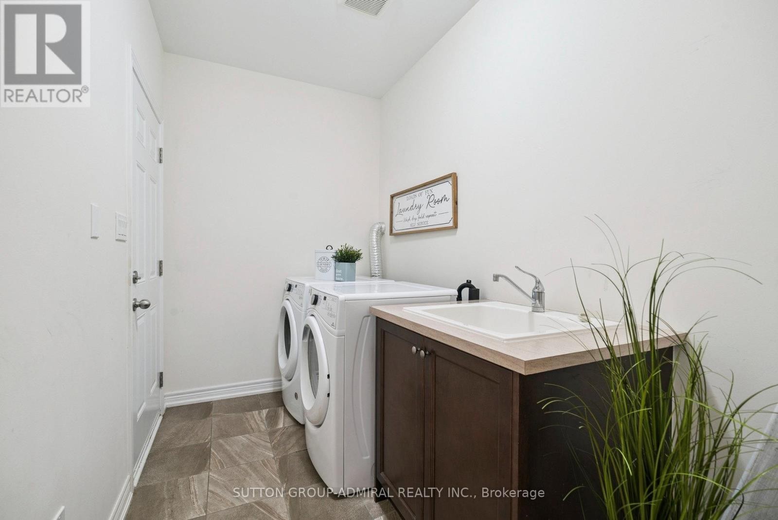 












15 JOHN SMITH STREET

,
East Gwillimbury (Holland Landing),




Ontario
L9N0S7

