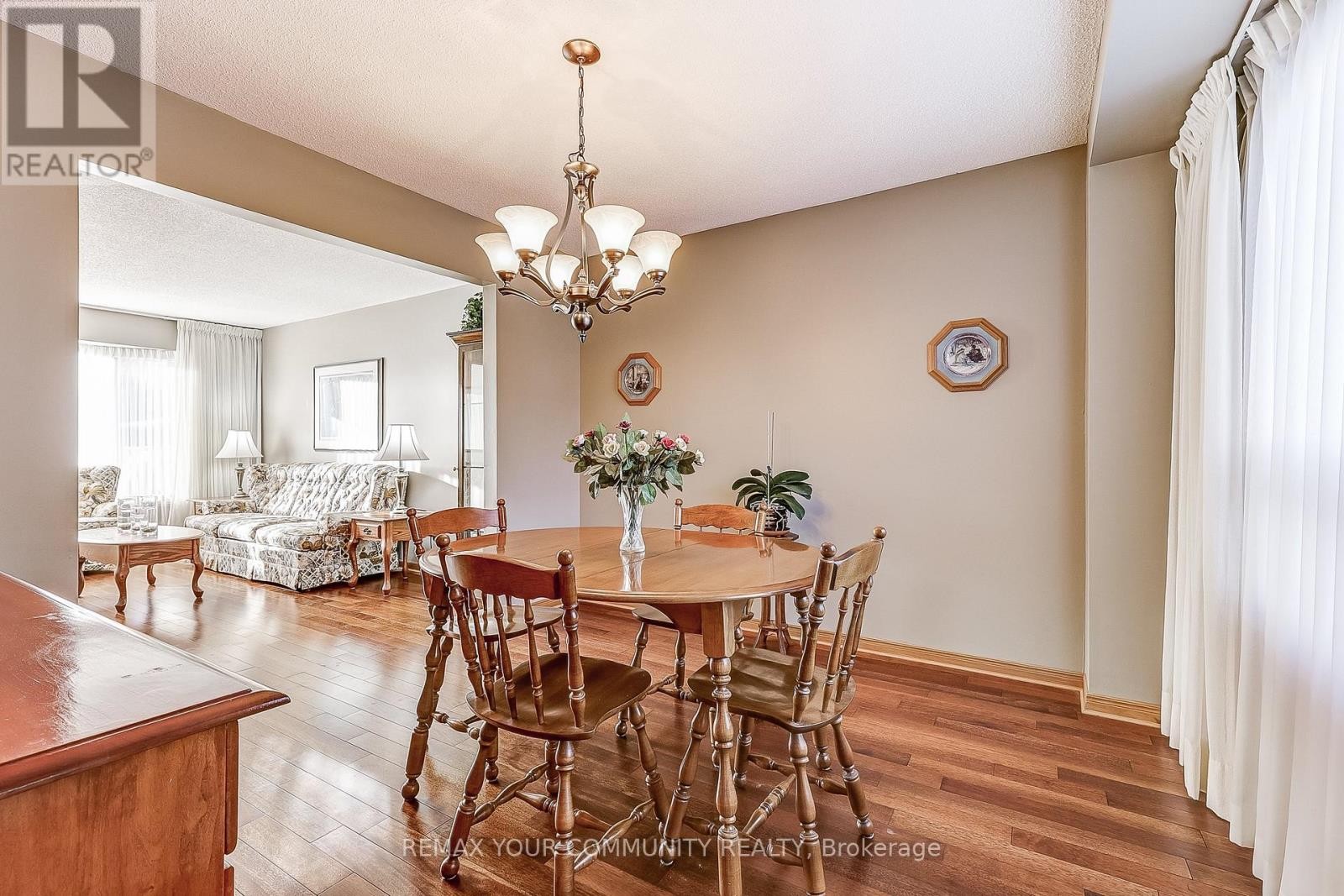 












3 SAWYER CRESCENT

,
Markham (Markham Village),




Ontario
L3P5V1

