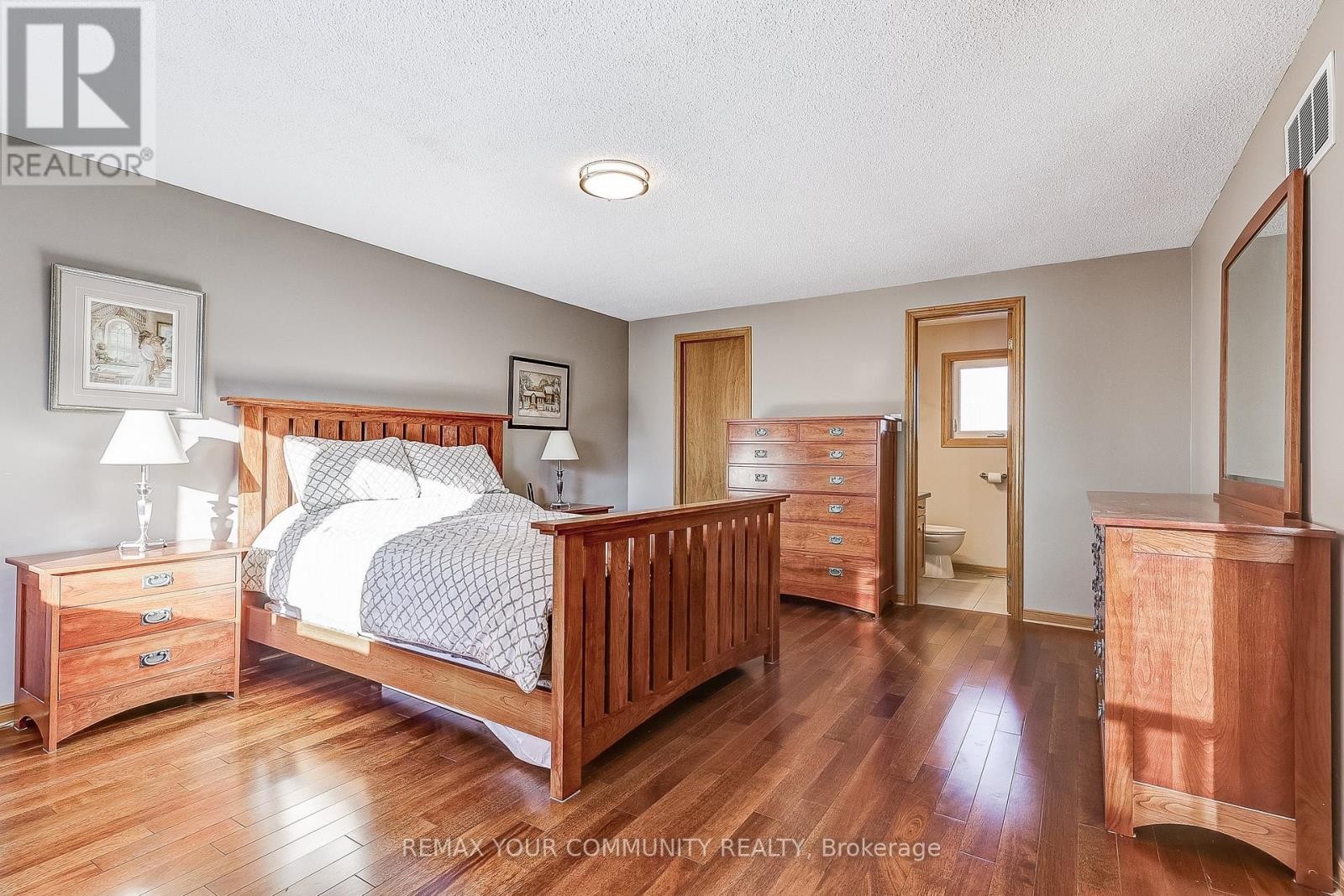 












3 SAWYER CRESCENT

,
Markham (Markham Village),




Ontario
L3P5V1

