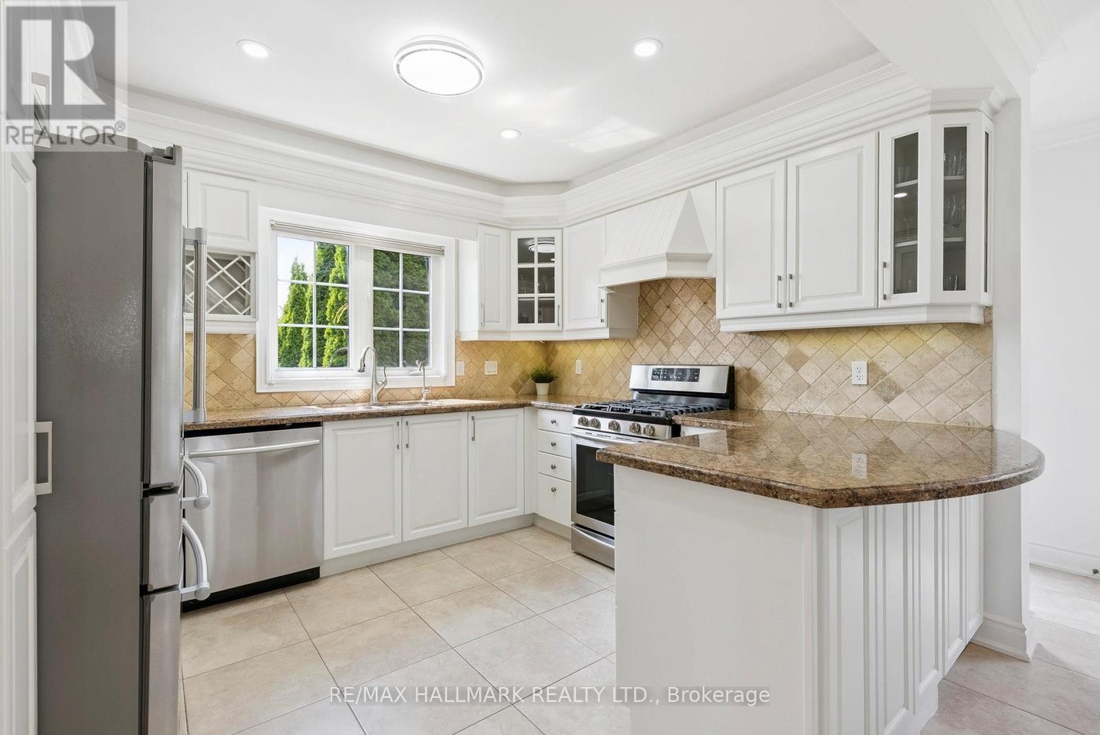 












197 ASPENWOOD DRIVE

,
Newmarket (Woodland Hill),




Ontario
L3X2X4

