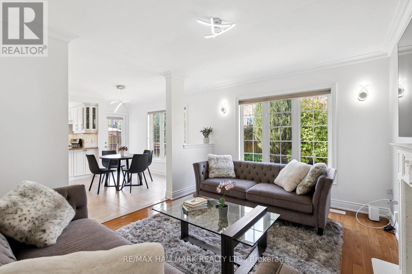 












197 ASPENWOOD DRIVE

,
Newmarket (Woodland Hill),




Ontario
L3X2X4

