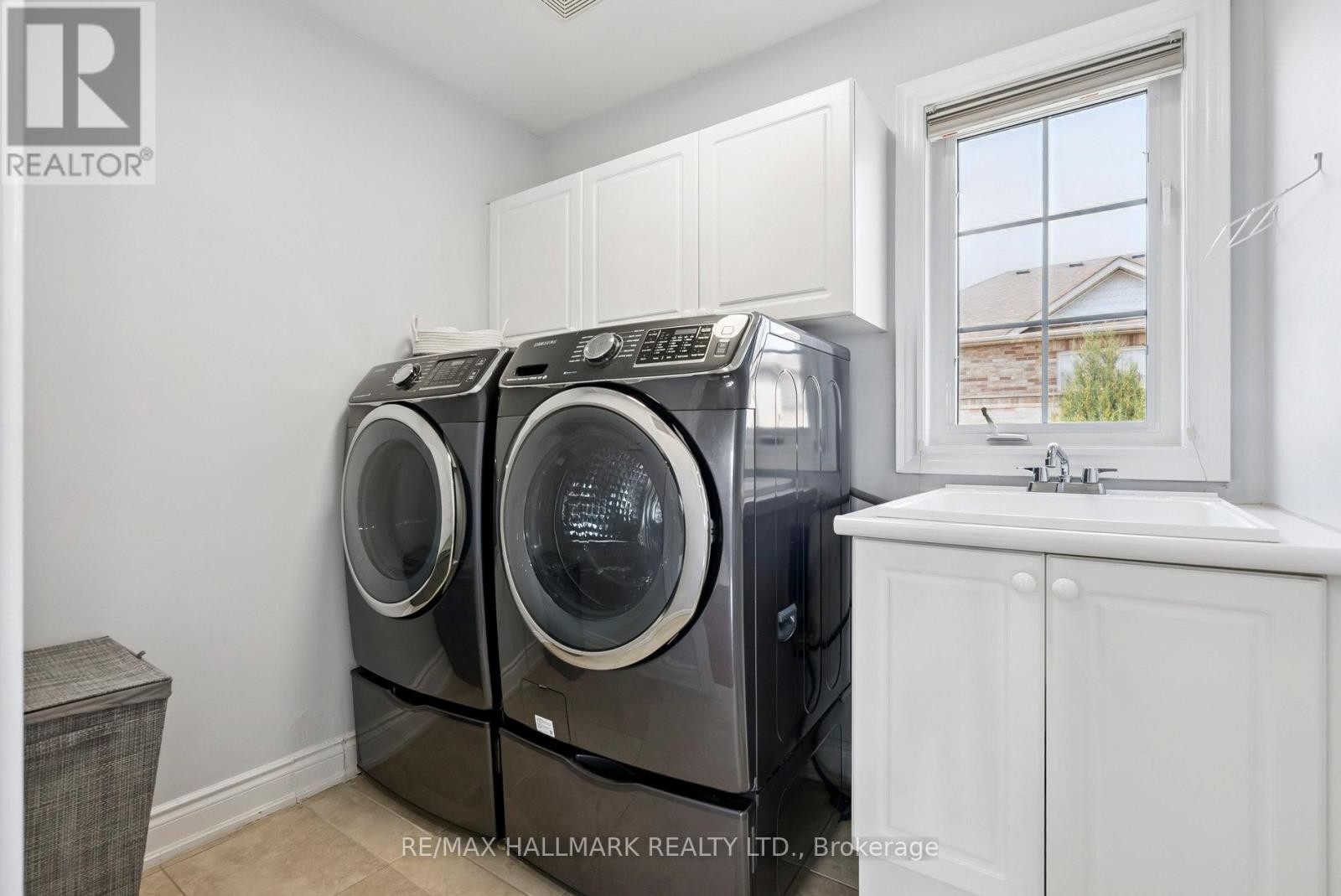 












197 ASPENWOOD DRIVE

,
Newmarket (Woodland Hill),




Ontario
L3X2X4

