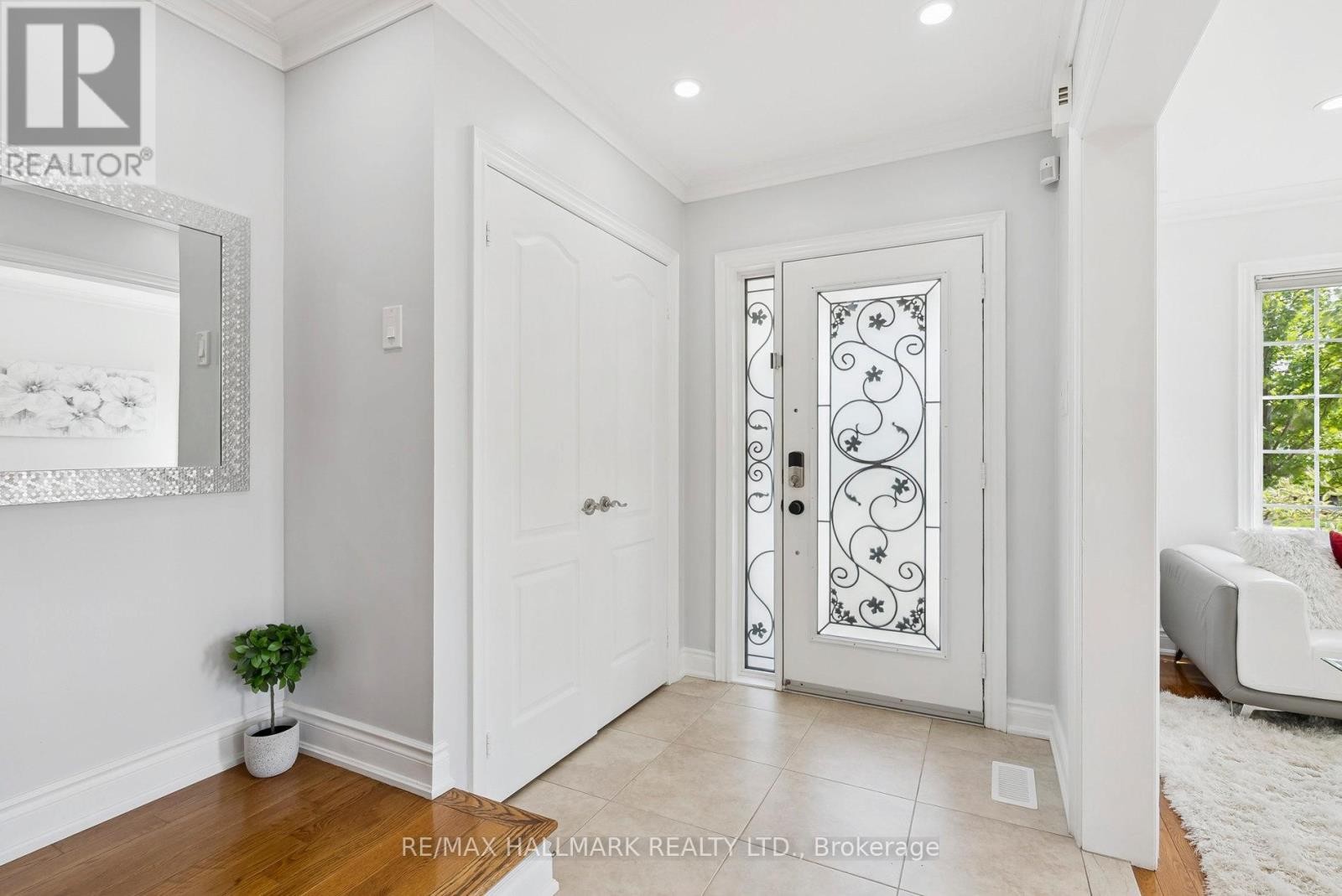 












197 ASPENWOOD DRIVE

,
Newmarket (Woodland Hill),




Ontario
L3X2X4

