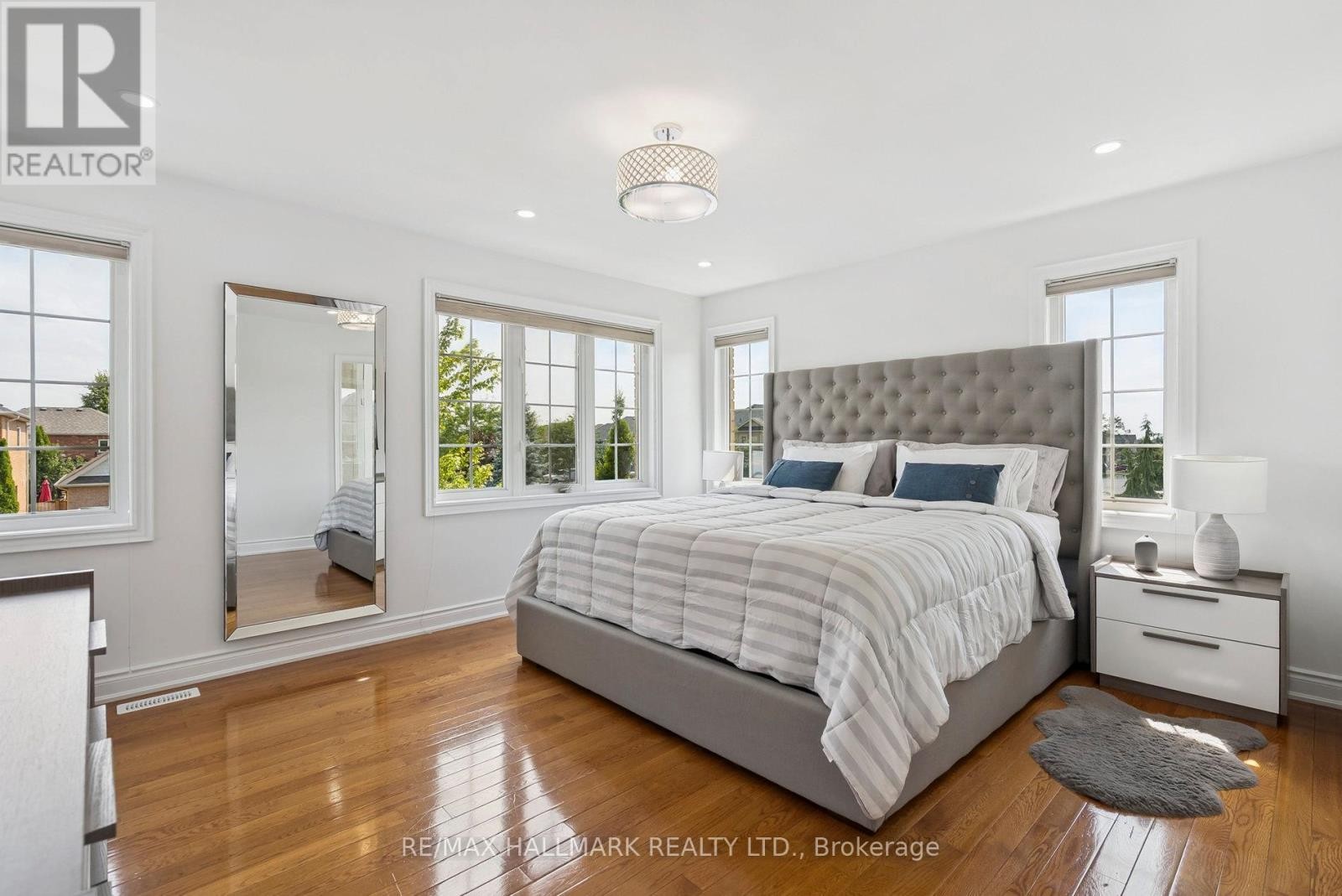 












197 ASPENWOOD DRIVE

,
Newmarket (Woodland Hill),




Ontario
L3X2X4

