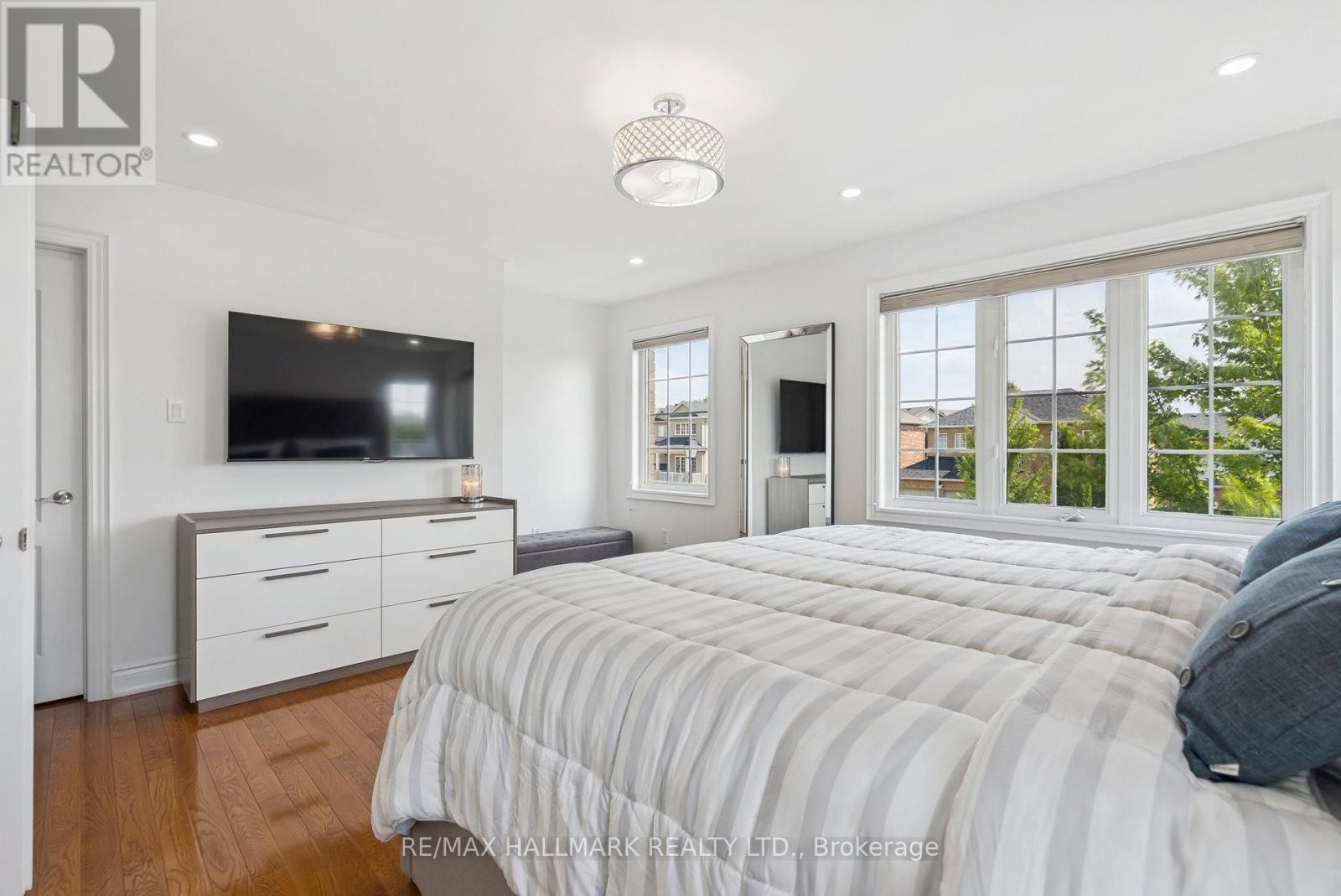 












197 ASPENWOOD DRIVE

,
Newmarket (Woodland Hill),




Ontario
L3X2X4

