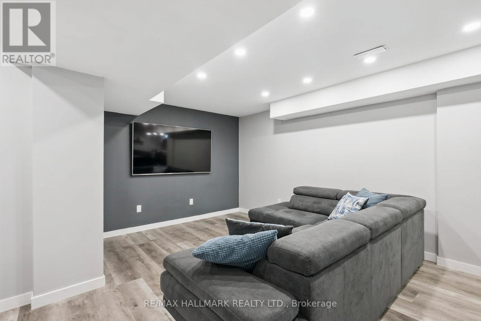 












197 ASPENWOOD DRIVE

,
Newmarket (Woodland Hill),




Ontario
L3X2X4

