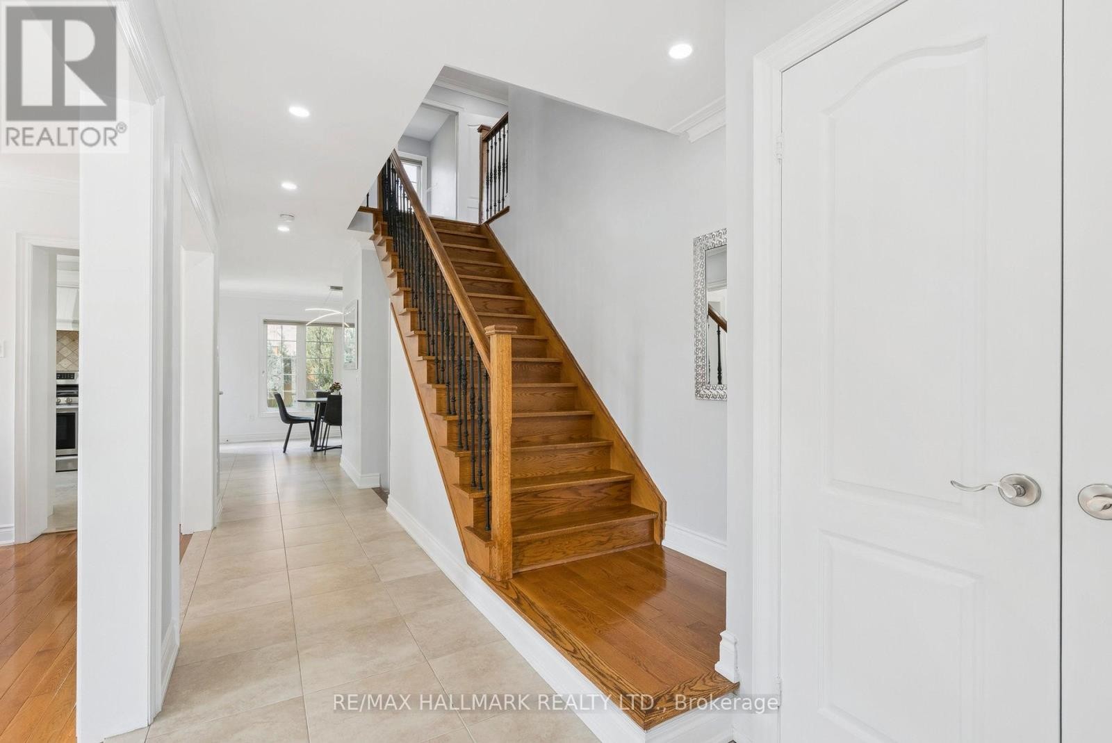 












197 ASPENWOOD DRIVE

,
Newmarket (Woodland Hill),




Ontario
L3X2X4

