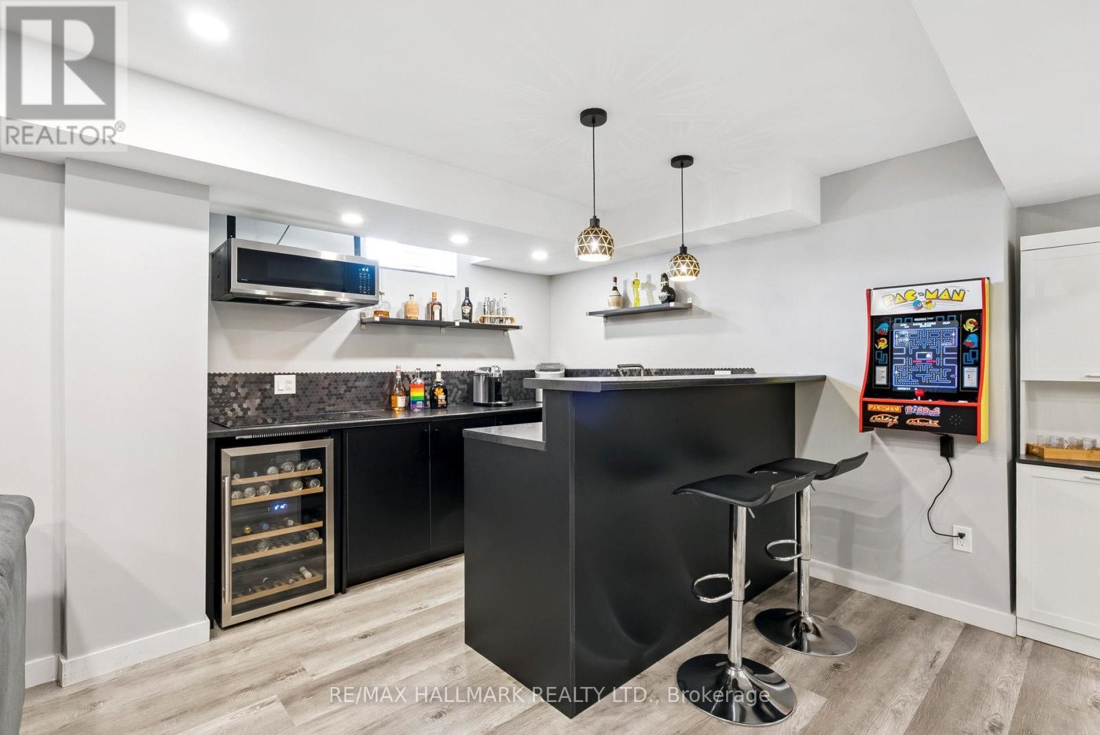 












197 ASPENWOOD DRIVE

,
Newmarket (Woodland Hill),




Ontario
L3X2X4

