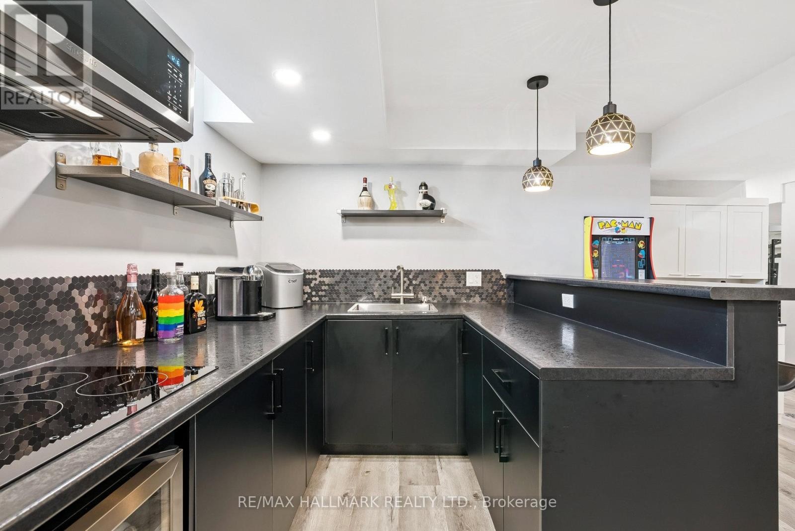 












197 ASPENWOOD DRIVE

,
Newmarket (Woodland Hill),




Ontario
L3X2X4

