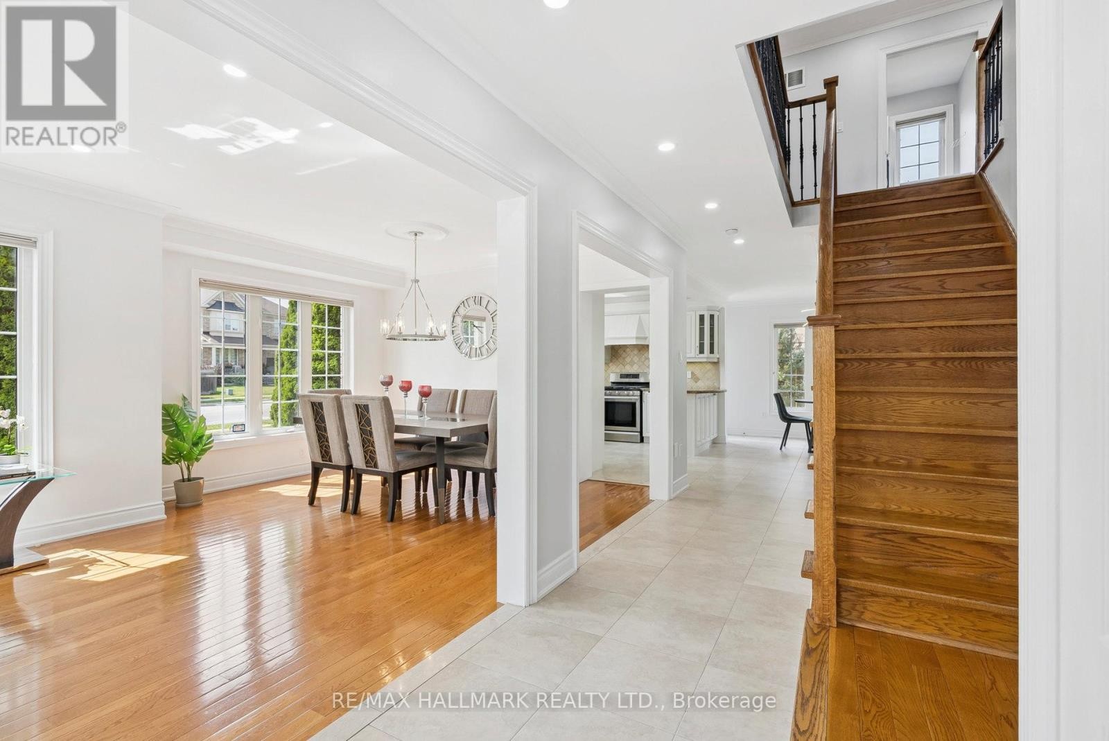 












197 ASPENWOOD DRIVE

,
Newmarket (Woodland Hill),




Ontario
L3X2X4

