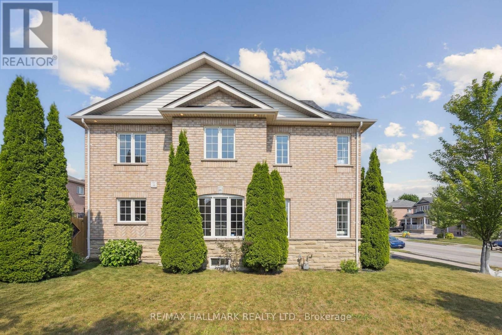 












197 ASPENWOOD DRIVE

,
Newmarket (Woodland Hill),




Ontario
L3X2X4

