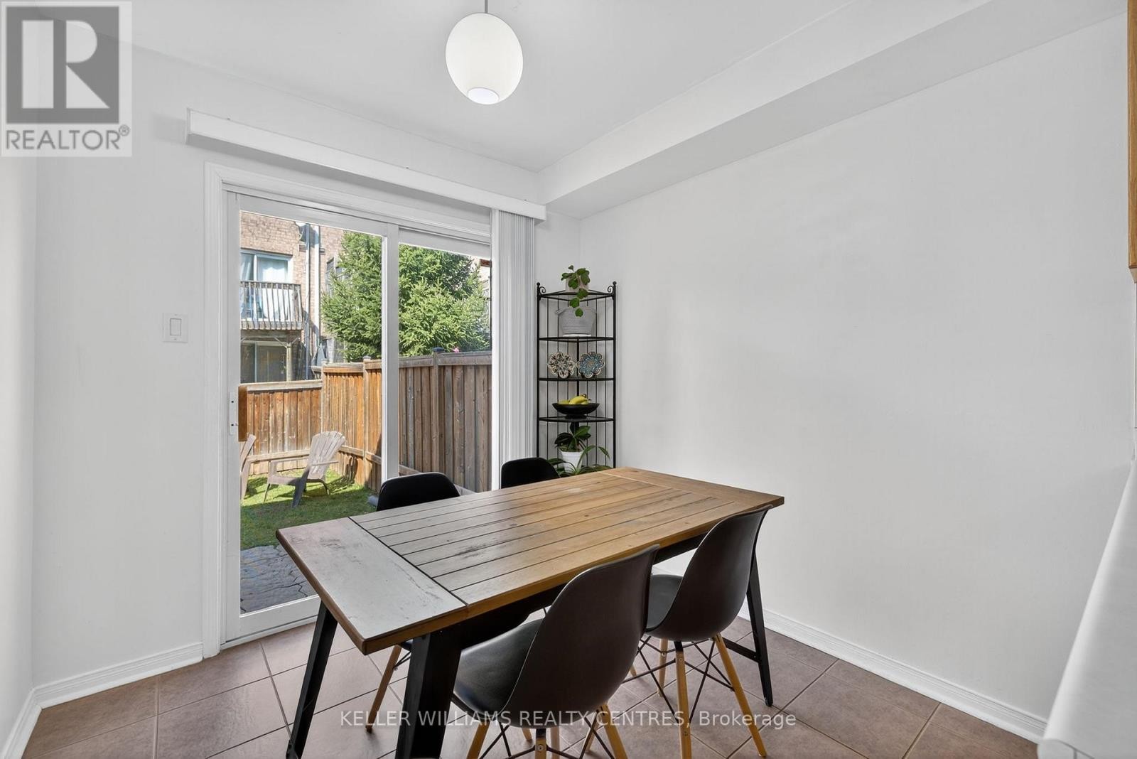 












70 BURGESS CRESCENT

,
Newmarket (Summerhill Estates),




Ontario
L3X2T7

