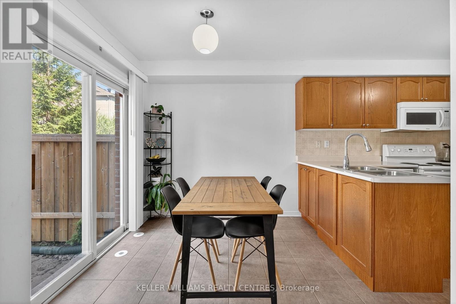 












70 BURGESS CRESCENT

,
Newmarket (Summerhill Estates),




Ontario
L3X2T7

