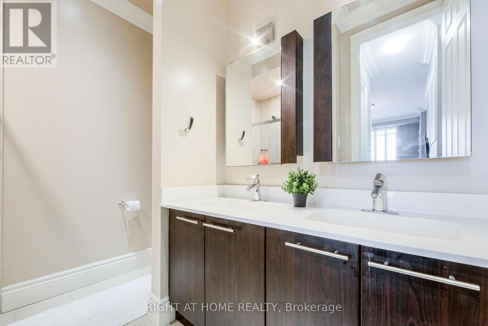 












UPH2 - 37 GALLERIA PARKWAY

,
Markham (Commerce Valley),




Ontario
L3T0A5

