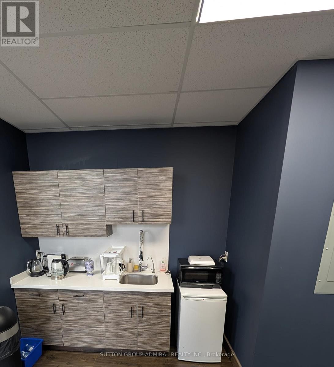 












301 - 10376 YONGE STREET

,
Richmond Hill (Mill Pond),




Ontario
L4C3B8

