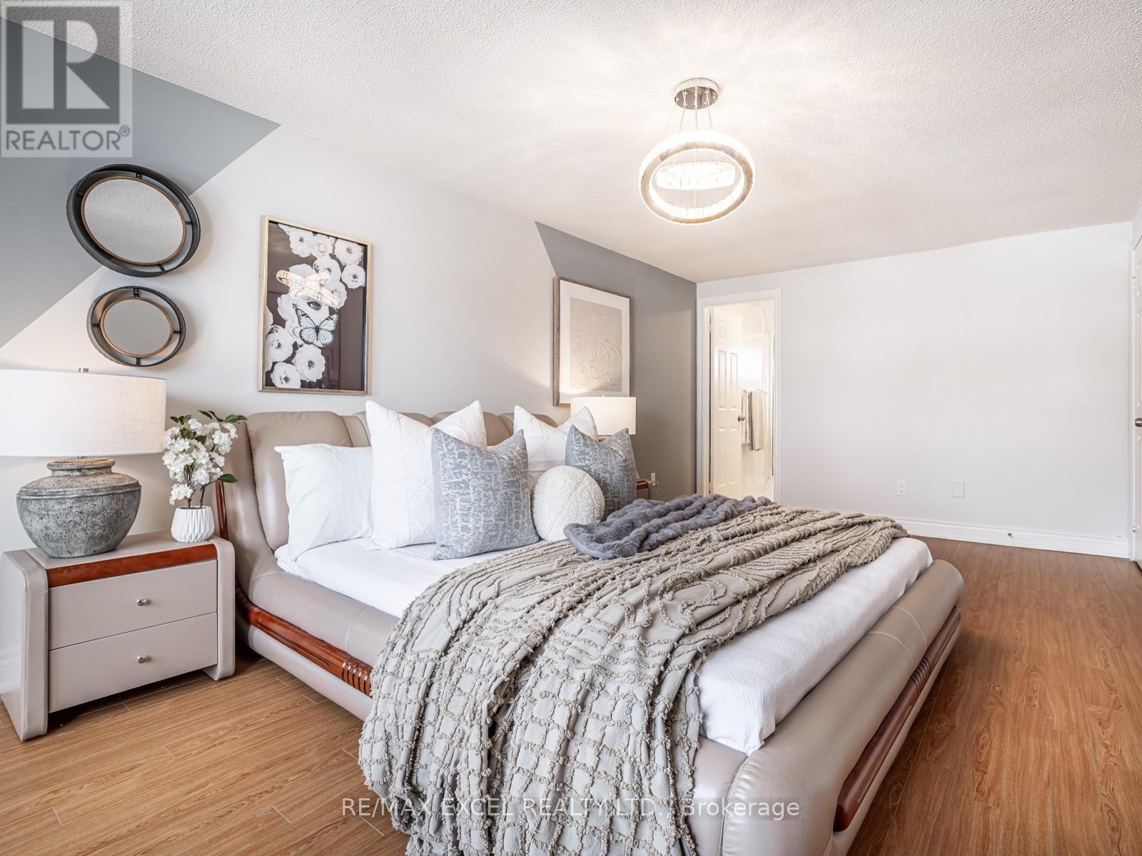 












9 SHADLOCK STREET

,
Markham (Middlefield),




Ontario
L3S3E1

