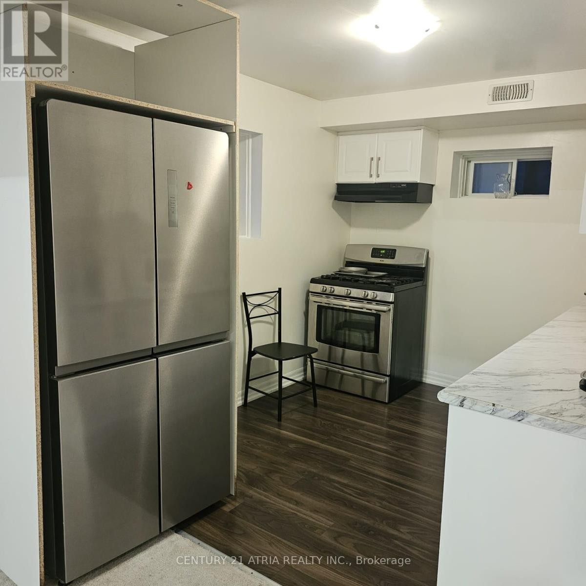 












82 VANTAGE LOOP

,
Newmarket (Woodland Hill),




Ontario
L3X0K8

