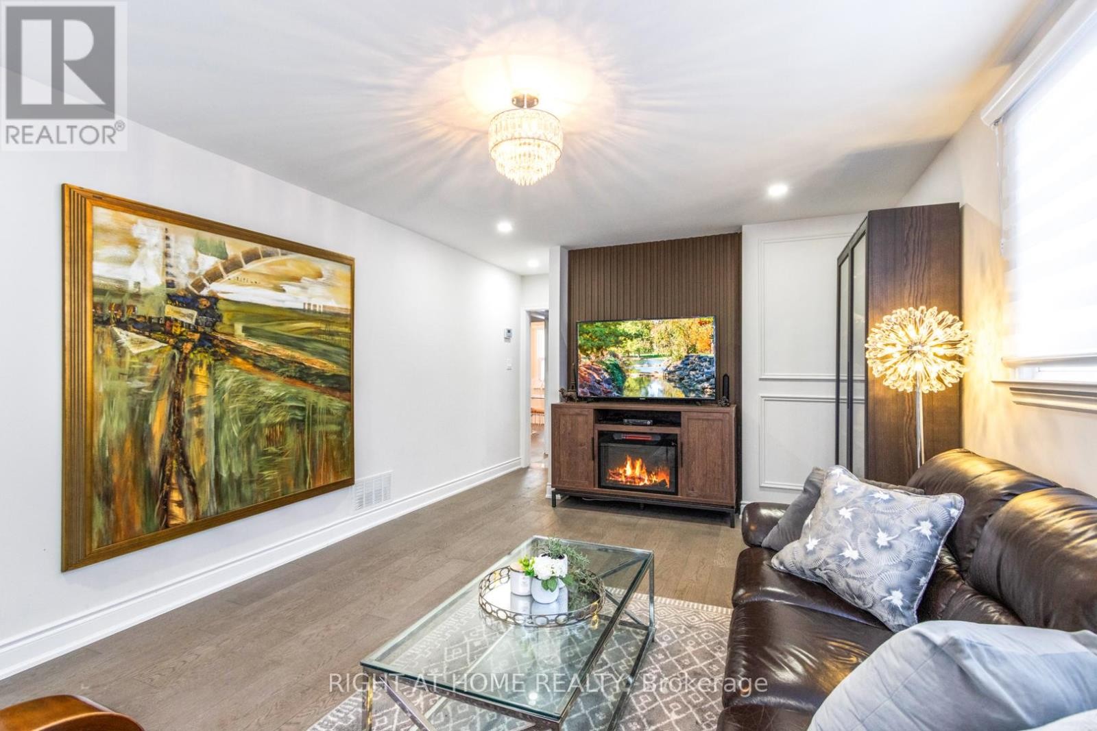 












735 SRIGLEY STREET

,
Newmarket (Gorham-College Manor),




Ontario
L3Y1X6

