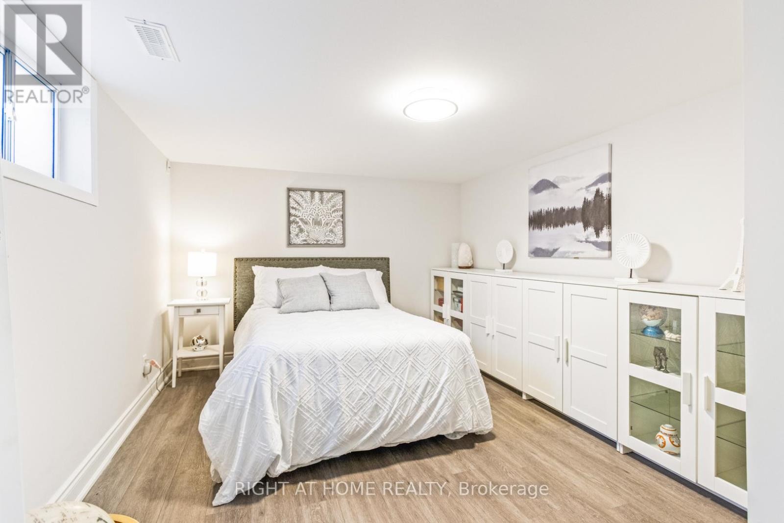 












735 SRIGLEY STREET

,
Newmarket (Gorham-College Manor),




Ontario
L3Y1X6

