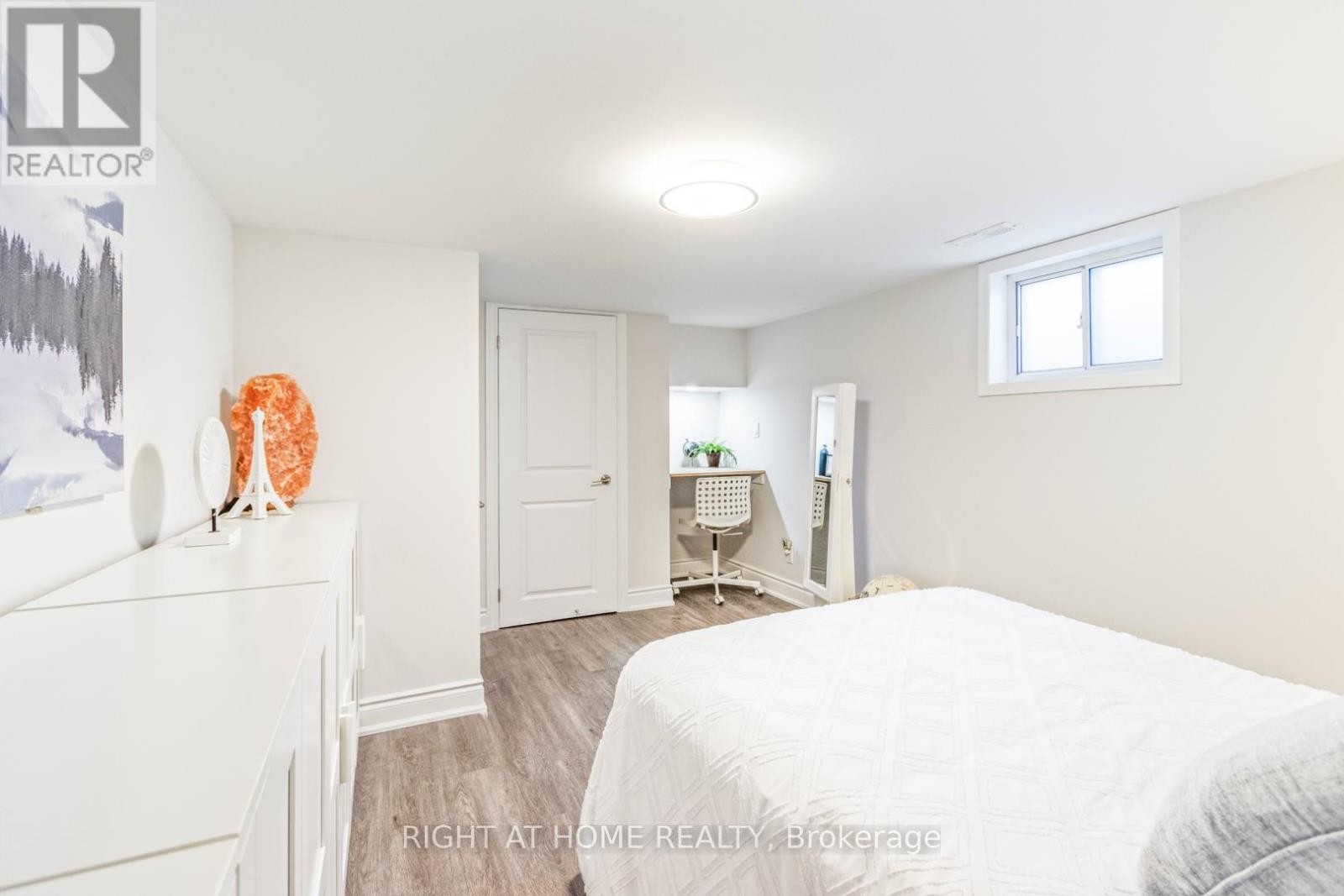 












735 SRIGLEY STREET

,
Newmarket (Gorham-College Manor),




Ontario
L3Y1X6

