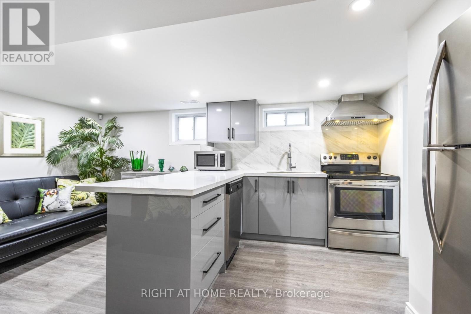 












735 SRIGLEY STREET

,
Newmarket (Gorham-College Manor),




Ontario
L3Y1X6

