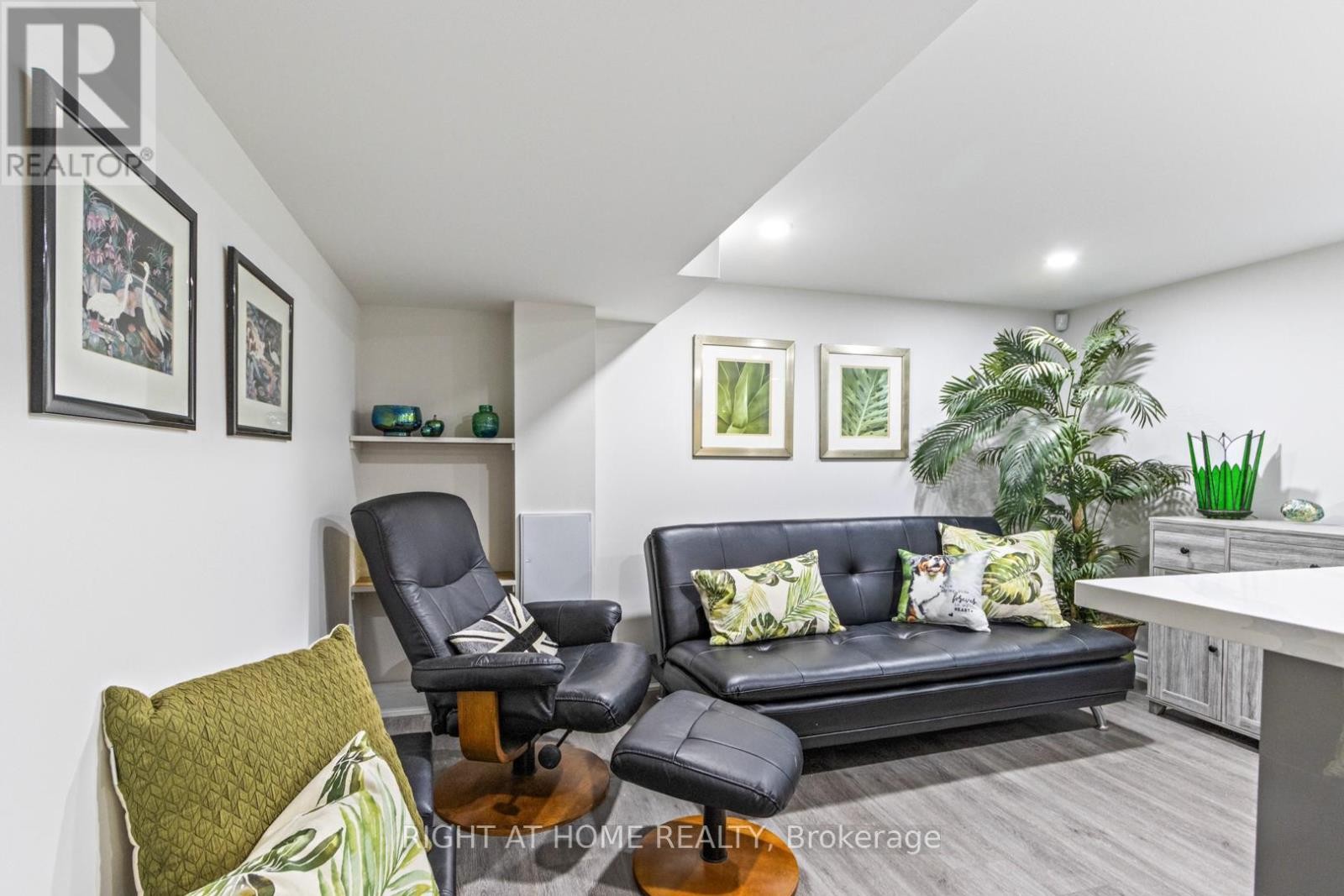 












735 SRIGLEY STREET

,
Newmarket (Gorham-College Manor),




Ontario
L3Y1X6

