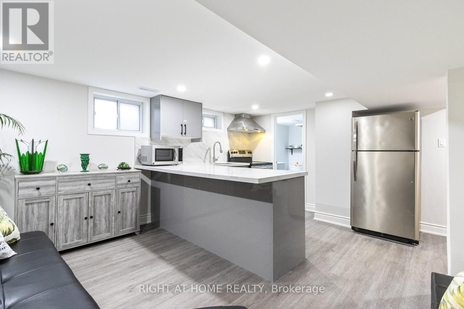 












735 SRIGLEY STREET

,
Newmarket (Gorham-College Manor),




Ontario
L3Y1X6

