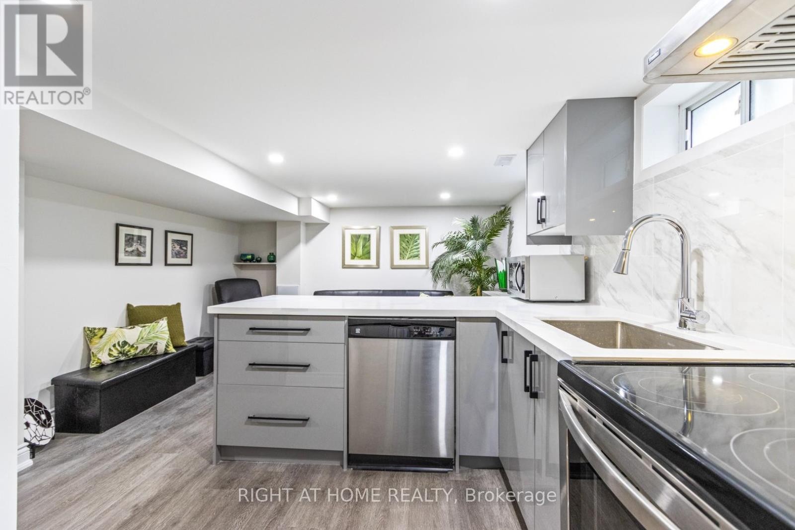 












735 SRIGLEY STREET

,
Newmarket (Gorham-College Manor),




Ontario
L3Y1X6

