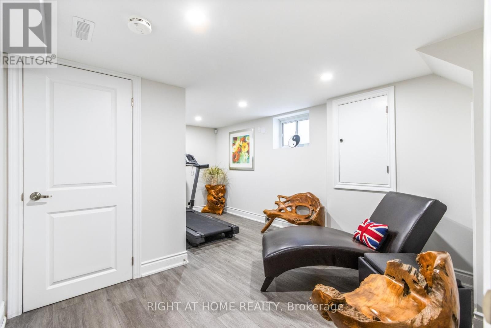 












735 SRIGLEY STREET

,
Newmarket (Gorham-College Manor),




Ontario
L3Y1X6

