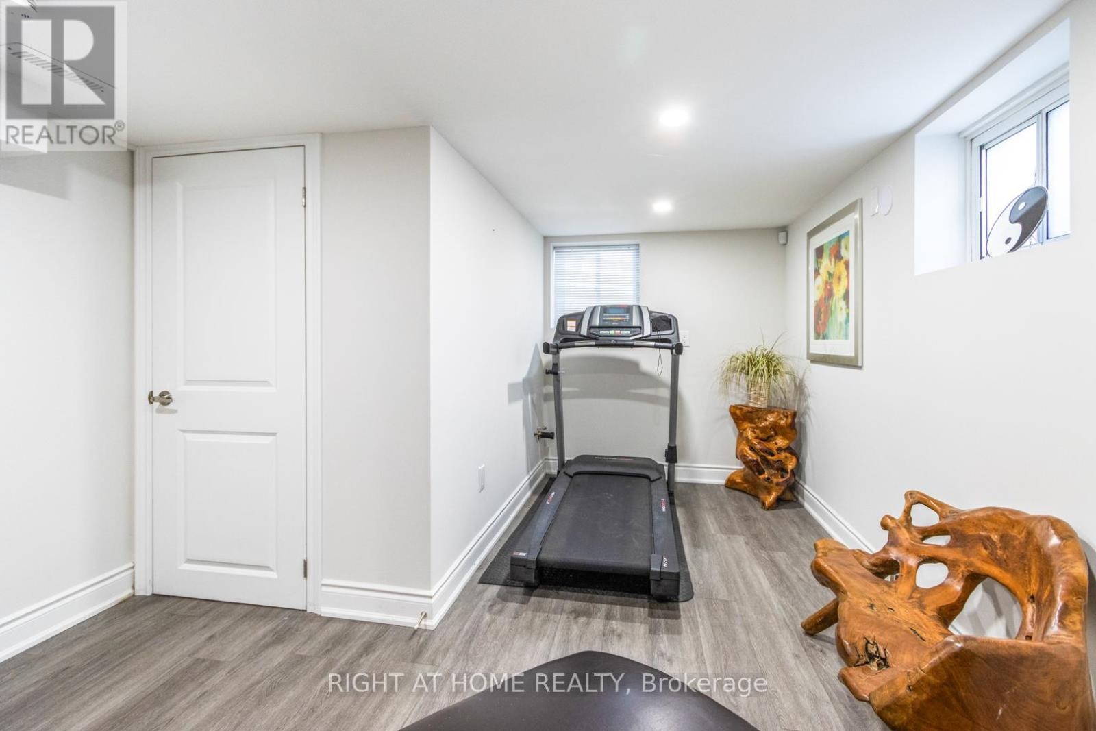 












735 SRIGLEY STREET

,
Newmarket (Gorham-College Manor),




Ontario
L3Y1X6

