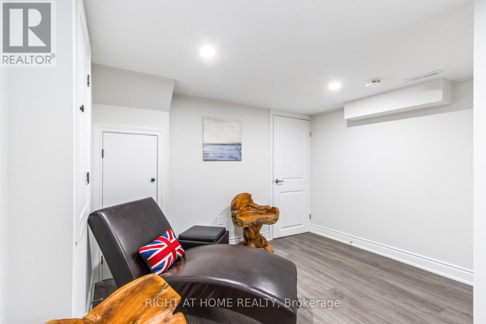 












735 SRIGLEY STREET

,
Newmarket (Gorham-College Manor),




Ontario
L3Y1X6

