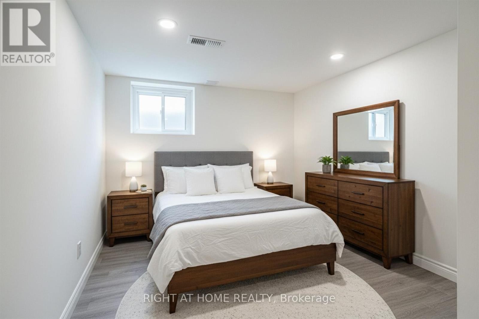 












735 SRIGLEY STREET

,
Newmarket (Gorham-College Manor),




Ontario
L3Y1X6

