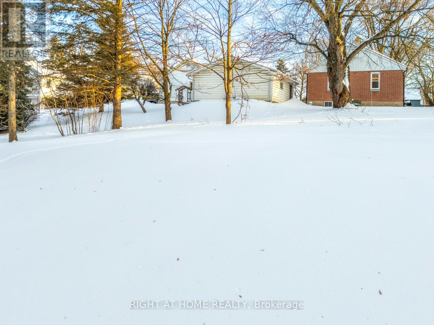 












735 SRIGLEY STREET

,
Newmarket (Gorham-College Manor),




Ontario
L3Y1X6

