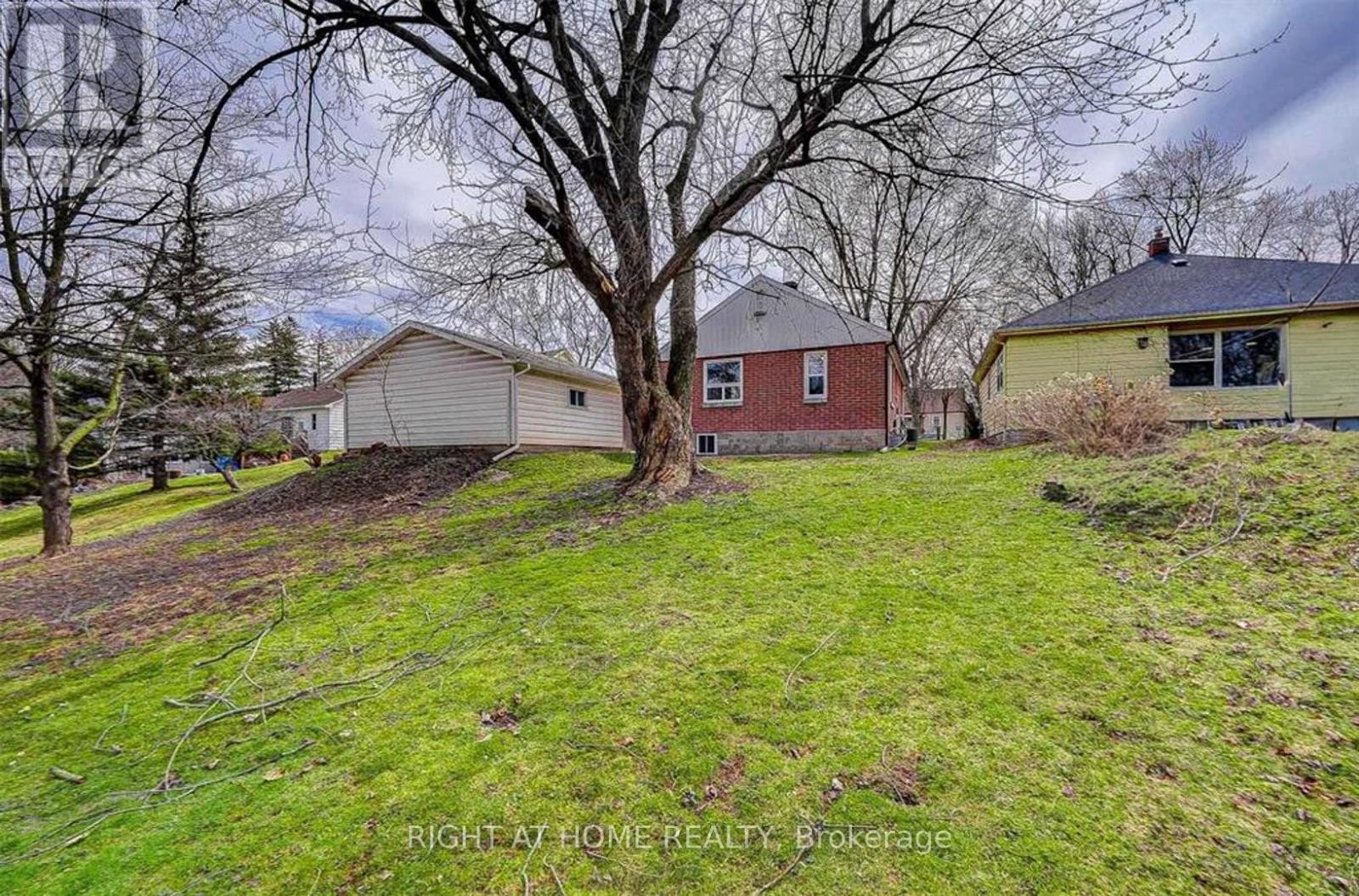 












735 SRIGLEY STREET

,
Newmarket (Gorham-College Manor),




Ontario
L3Y1X6

