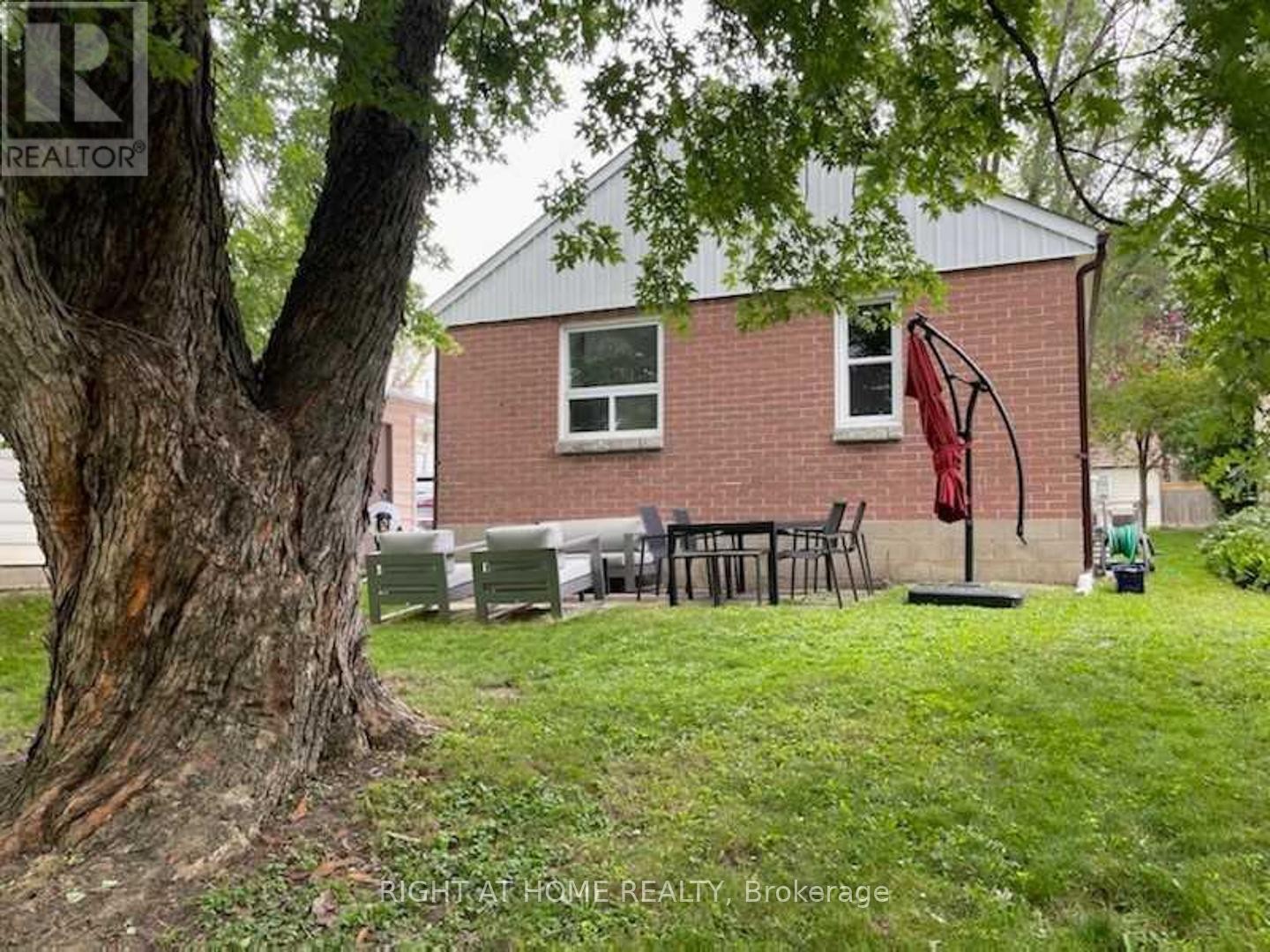 












735 SRIGLEY STREET

,
Newmarket (Gorham-College Manor),




Ontario
L3Y1X6

