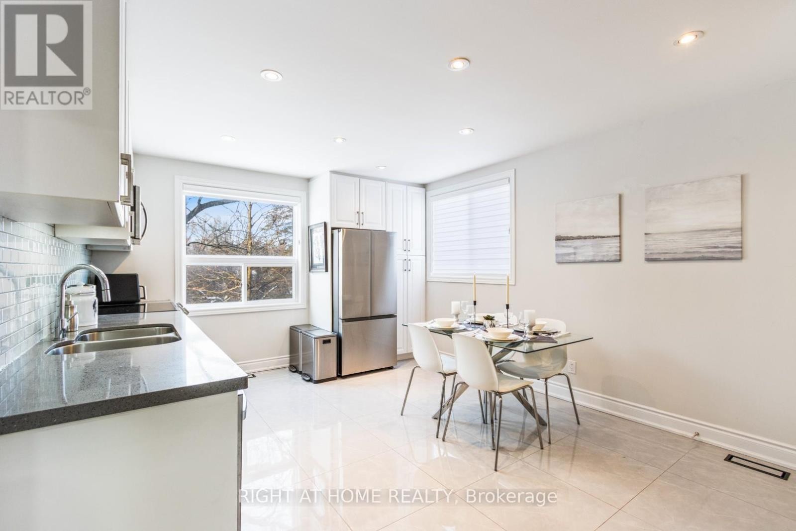 












735 SRIGLEY STREET

,
Newmarket (Gorham-College Manor),




Ontario
L3Y1X6

