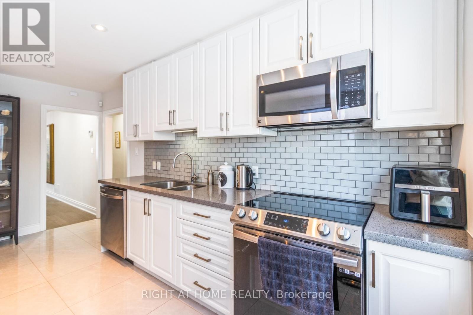 












735 SRIGLEY STREET

,
Newmarket (Gorham-College Manor),




Ontario
L3Y1X6

