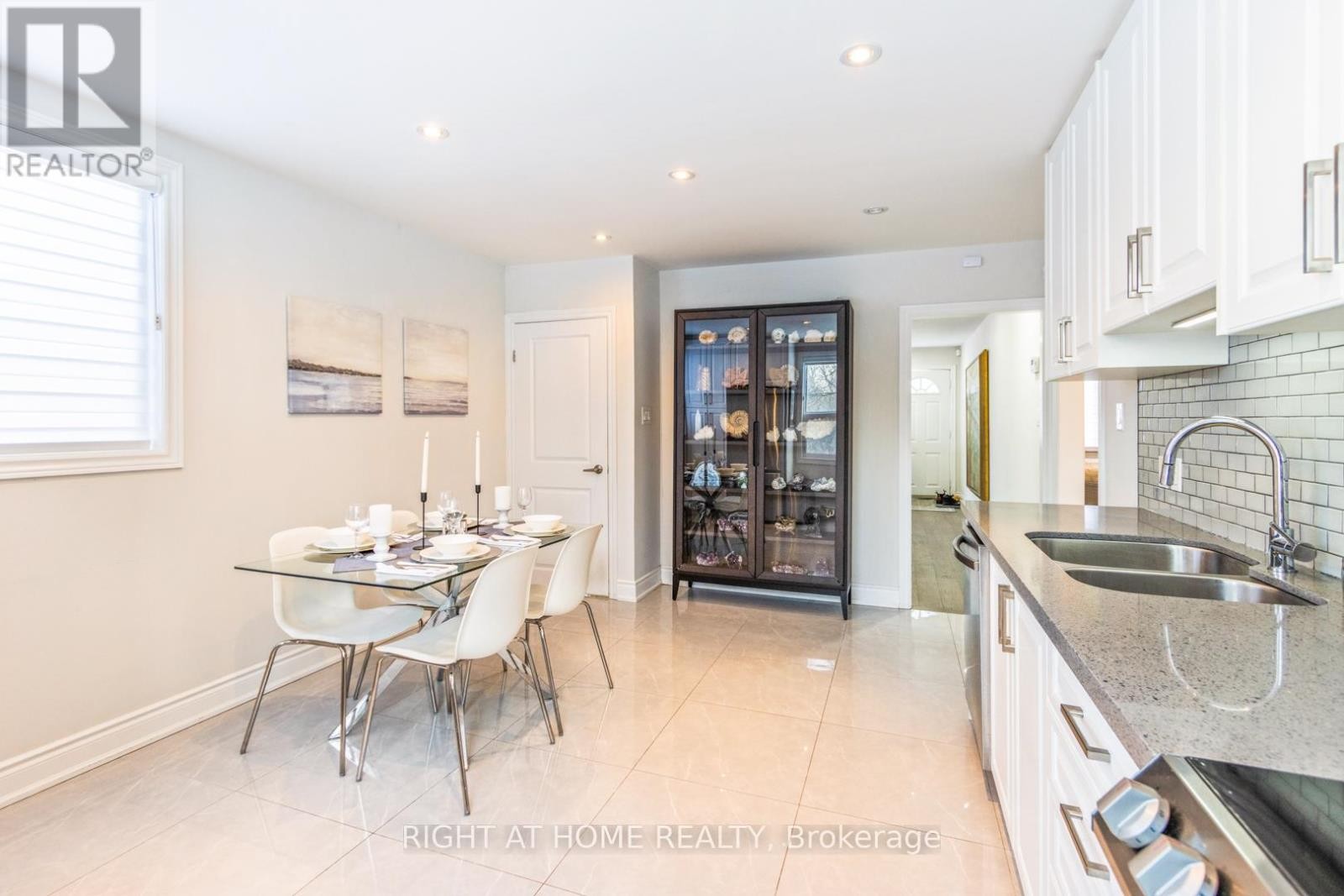 












735 SRIGLEY STREET

,
Newmarket (Gorham-College Manor),




Ontario
L3Y1X6

