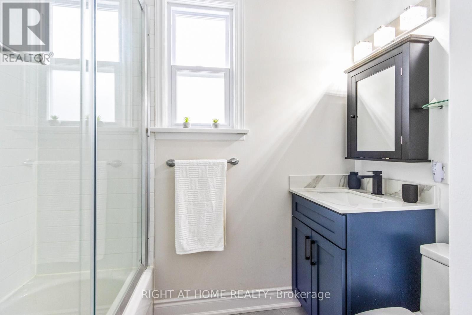 












735 SRIGLEY STREET

,
Newmarket (Gorham-College Manor),




Ontario
L3Y1X6

