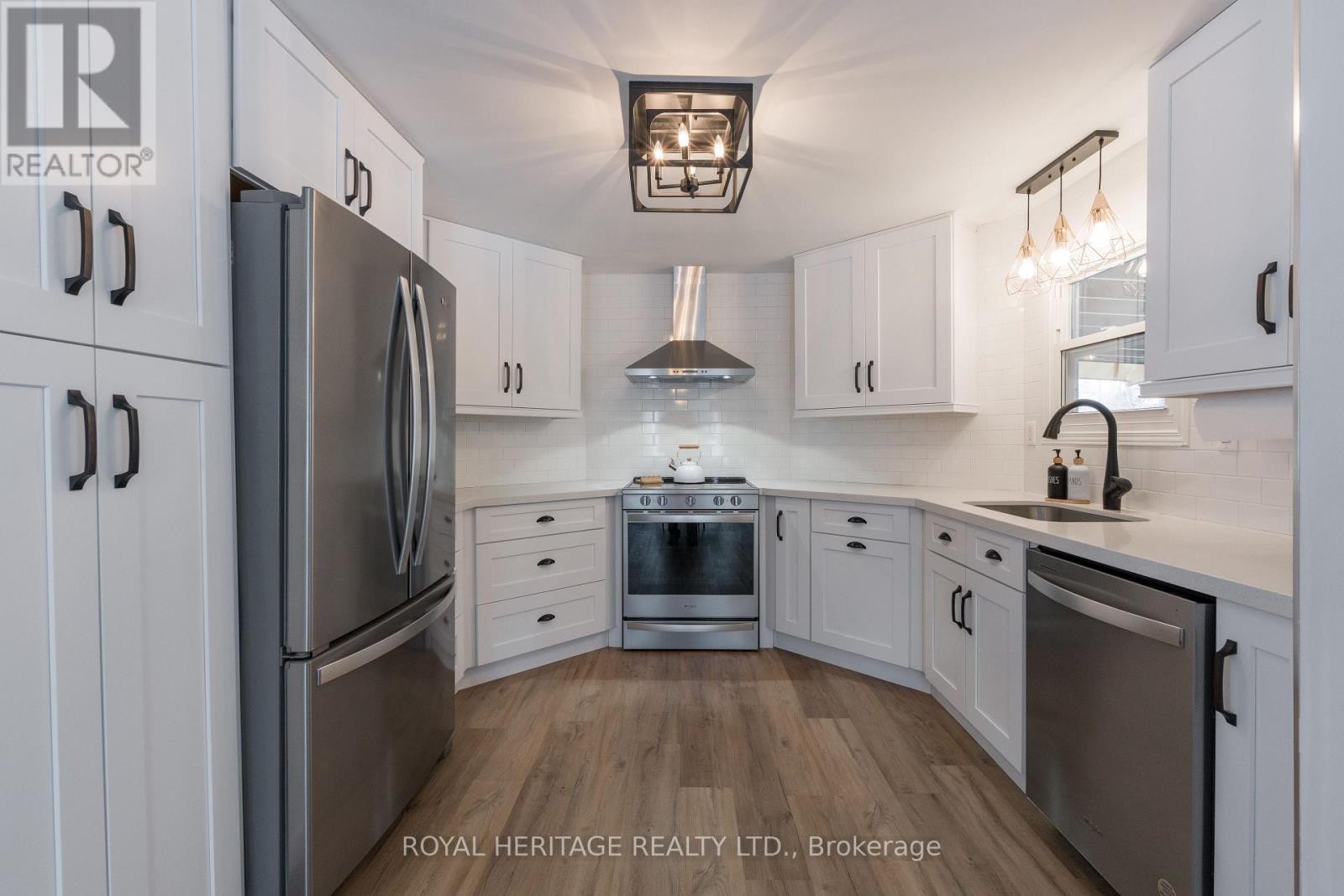 












104 LINDEN LANE

,
Innisfil,




Ontario
L9S1N4

