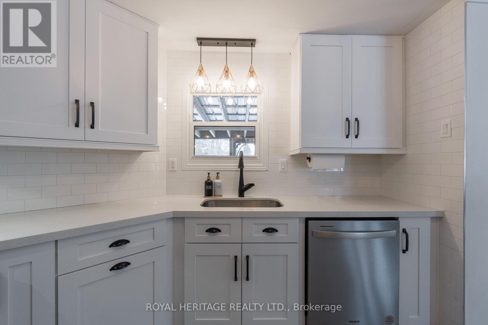 












104 LINDEN LANE

,
Innisfil,




Ontario
L9S1N4

