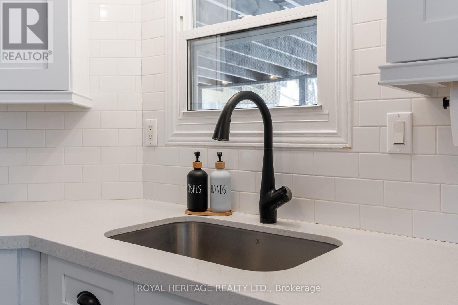 












104 LINDEN LANE

,
Innisfil,




Ontario
L9S1N4

