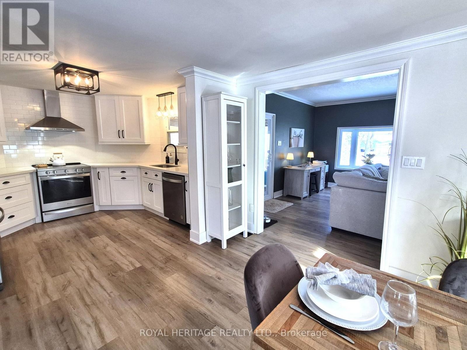 












104 LINDEN LANE

,
Innisfil,




Ontario
L9S1N4

