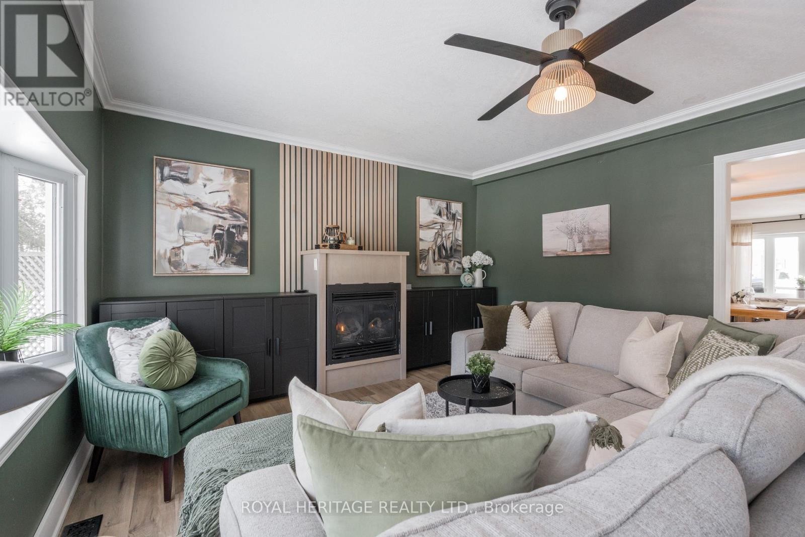 












104 LINDEN LANE

,
Innisfil,




Ontario
L9S1N4

