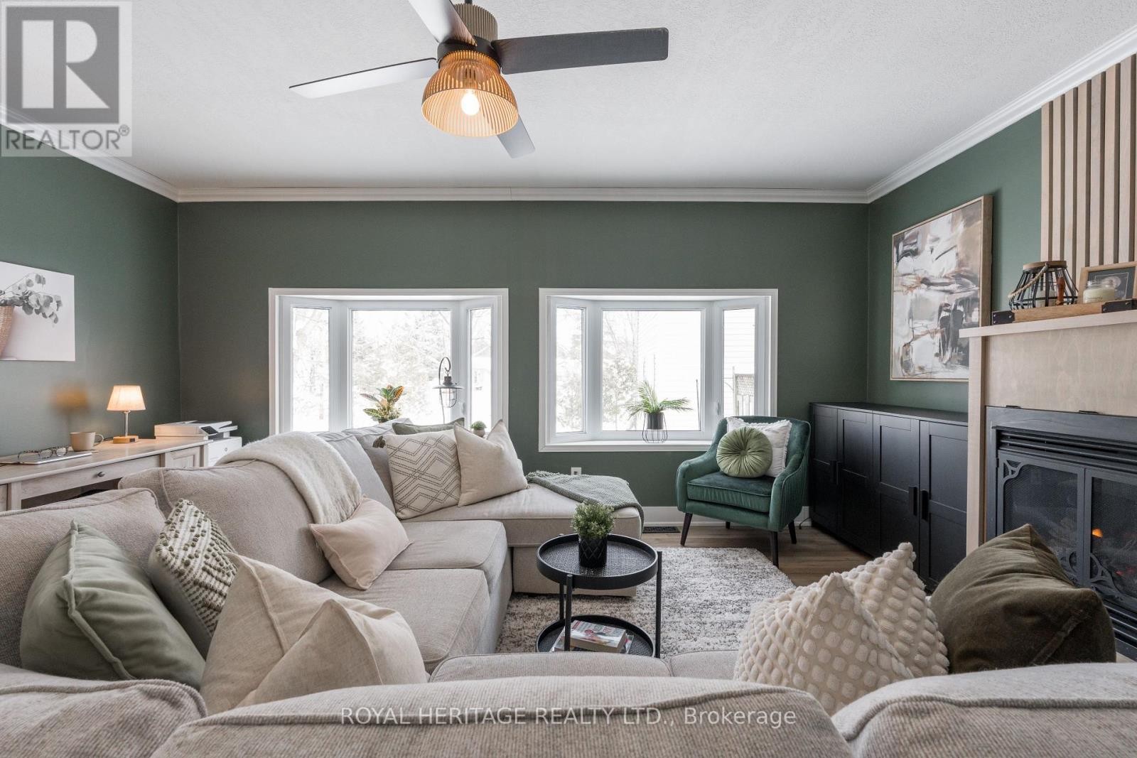 












104 LINDEN LANE

,
Innisfil,




Ontario
L9S1N4

