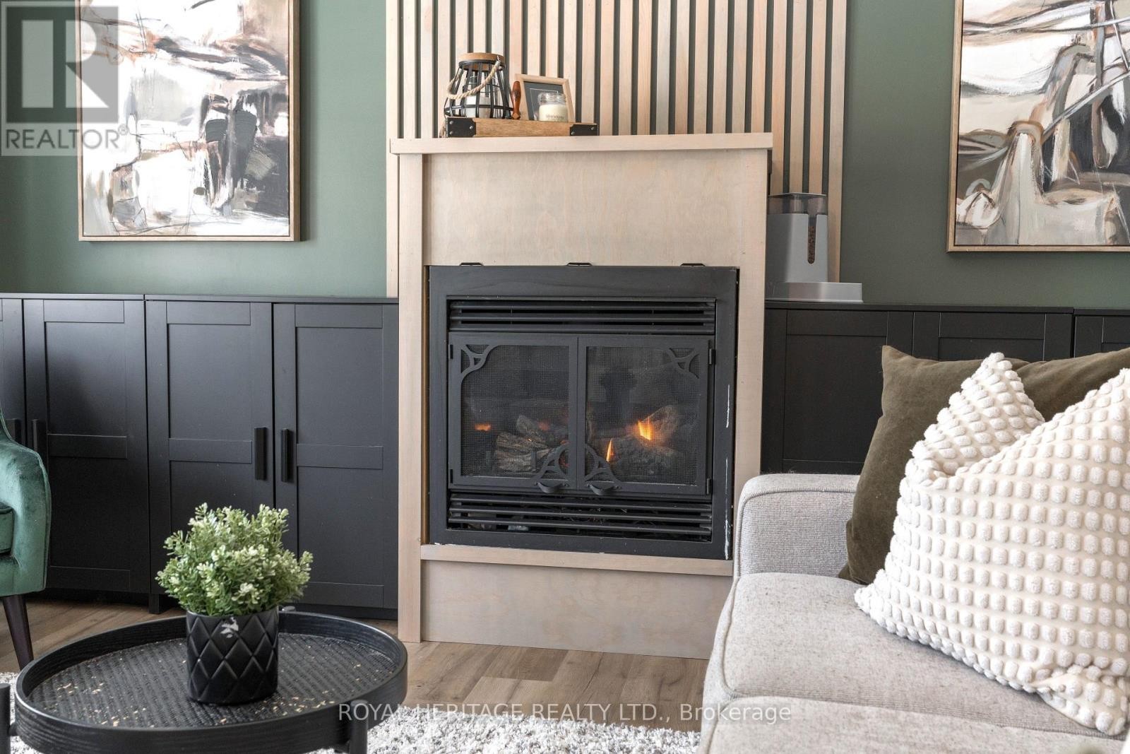 












104 LINDEN LANE

,
Innisfil,




Ontario
L9S1N4

